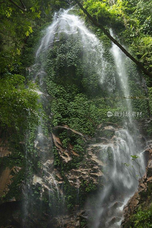 马来西亚北霹雳州皇家贝伦州立公园森林深处的Sungai Kooi瀑布。